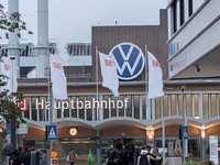 Wolfsburg Hbf mit VW-Werk im Hintergrund (Archiv) - Foto: über dts Nachrichtenagentur