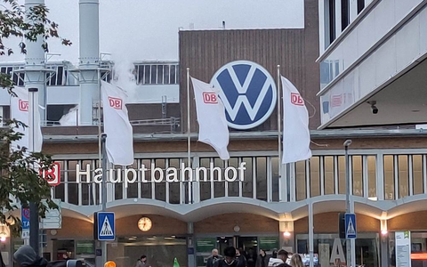 Wolfsburg Hbf mit VW-Werk im Hintergrund (Archiv) - Foto: über dts Nachrichtenagentur
