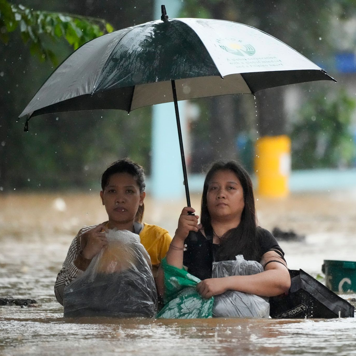 Auf den Philippinen stand das Wasser teilweise brusthoch. - Foto: Aaron Favila/AP