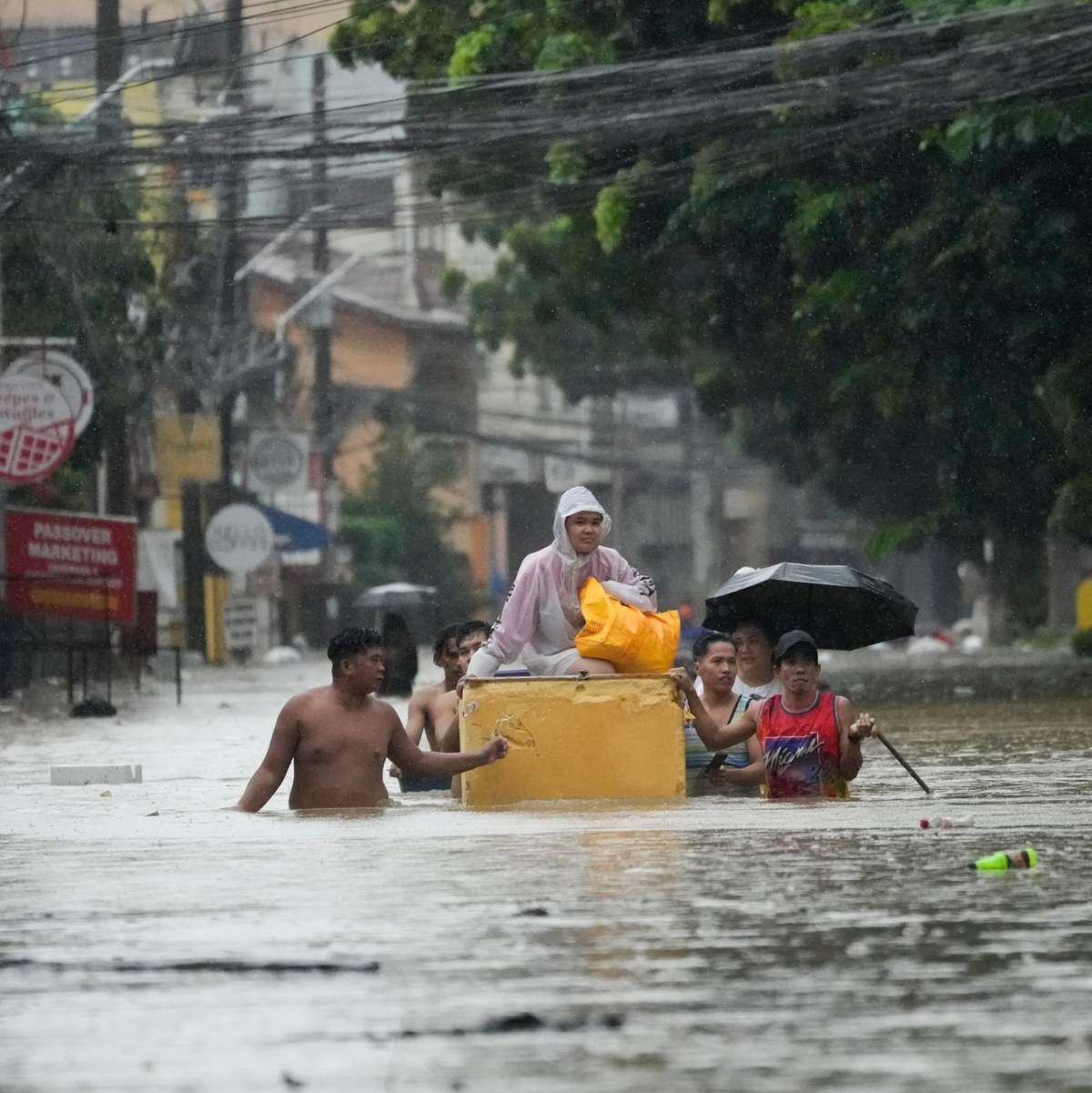 Auf den Philippinen gibt es jedes Jahr etwa 20 Taifune. - Foto: Aaron Favila/AP/dpa