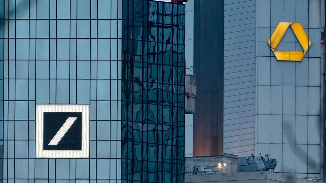 Der Staat will bei der Commerzbank aussteigen - das gibt Spekulationen über eine Übernahme der Bank neue Nahrung. (Archivbild) - Bild: Frank Rumpenhorst/dpa