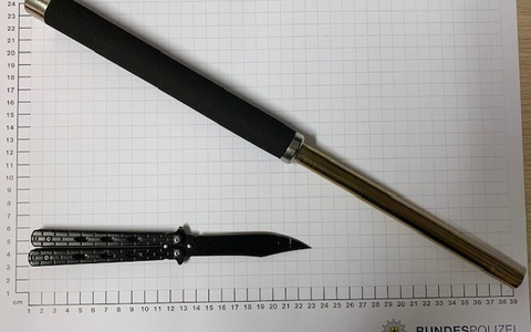 BPOL NRW: Bundespolizei stellt Teleskopschlagstock und Butterflymesser bei 15-jährigen Gütersloher sicher - Foto: presseportal.de