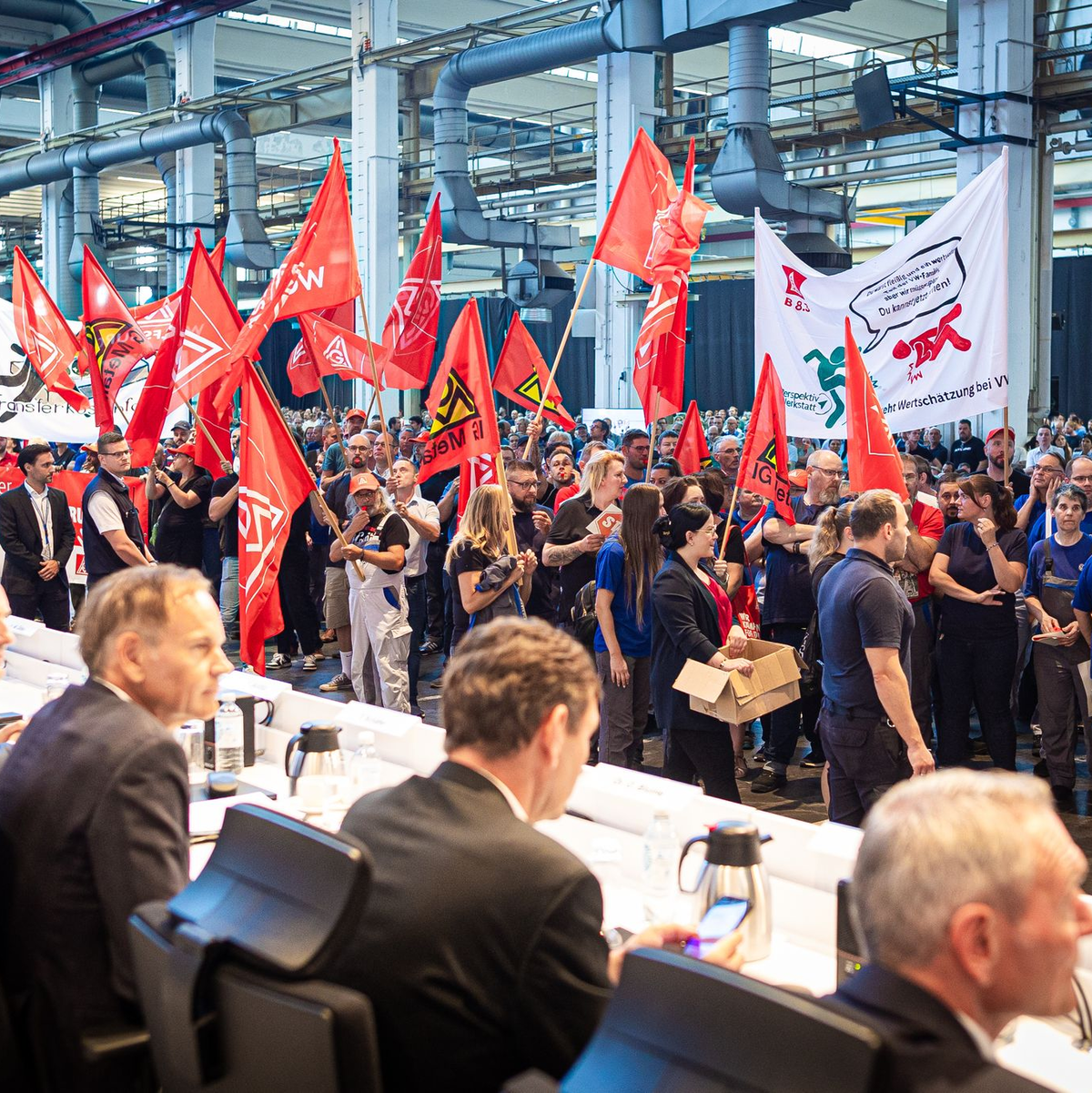 Mitarbeiter protestieren auf einer Betriebsversammlung bei Volkswagen. (Archivbild) - Foto: Moritz Frankenberg/dpa Pool/dpa
