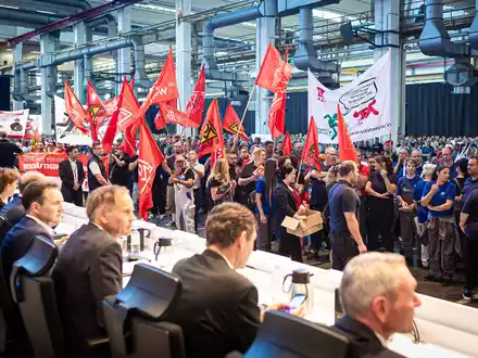 Bei der VW-Betriebsversammlung im September hatten Mitarbeiter noch gegen die Sparpläne des Konzerns protestiert. (Archivfoto) - Foto: Moritz Frankenberg/dpa Pool/dpa