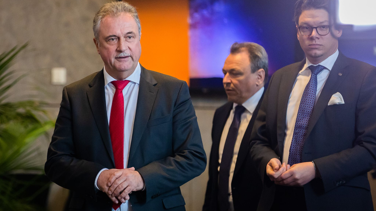 Claus Weselsky (li.) ist nicht mehr Bundesvorsitzender der GDL. Die Gewerkschaft wählte Mario Reiß (2.v.l.) zu seinem Nachfolger. - Foto: Christoph Soeder/dpa