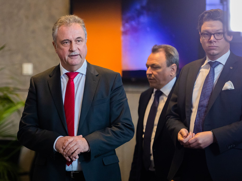 Claus Weselsky (l) ist nicht mehr Bundesvorsitzender der GDL. Die Gewerkschaft wählte Mario Reiß (2.v.l.) zu seinem Nachfolger. (Archivbild) - Foto: Christoph Soeder/dpa