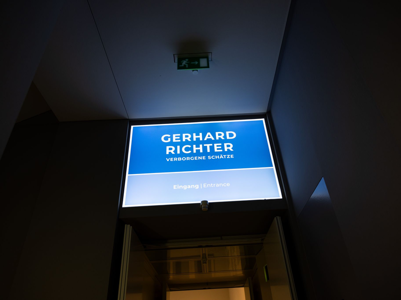 Für eine Ausstellung mit Werken von Gerhard Richter hat Kurator Markus Heinzelmann zweieinhalb Jahre in privaten Sammlungen geforscht. - Foto: Rolf Vennenbernd/dpa