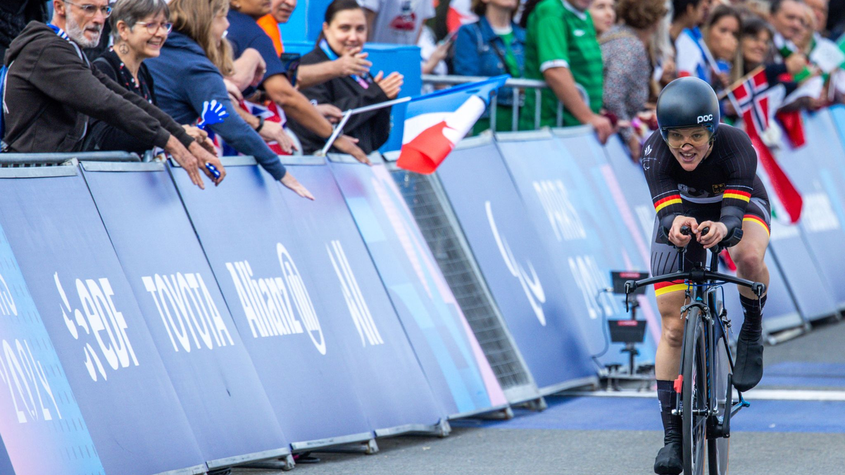 Ein überglücklicher Michael Teuber sichert sich im Einzelzeitfahren Silber - Foto: Jens Büttner/dpa