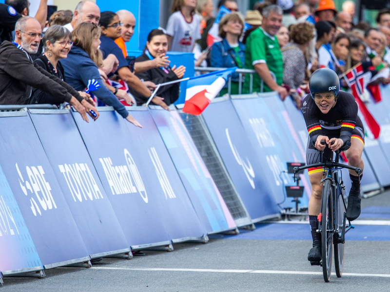 Ein überglücklicher Michael Teuber sichert sich im Einzelzeitfahren Silber - Foto: Jens Büttner/dpa