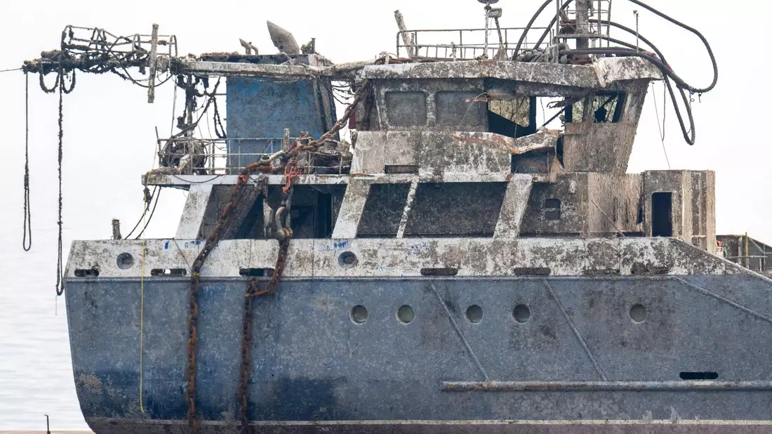 Bei der Bergung des gesunkenen Frachters «Verity» in der Deutschen Bucht war einer der stärksten Schwimmkräne Europas im Einsatz. Er hob die beiden Teile des zweigeteilten Schiffs aus dem Wasser.  - Bild: Sina Schuldt/dpa
