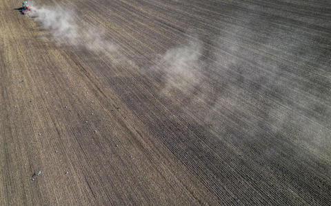 Landwirte müssen sich an den Klimawandel anpassen, die EU-Agrarpolitik ebenfalls. (Archivbild)  - Foto: Jan Woitas/dpa/ZB