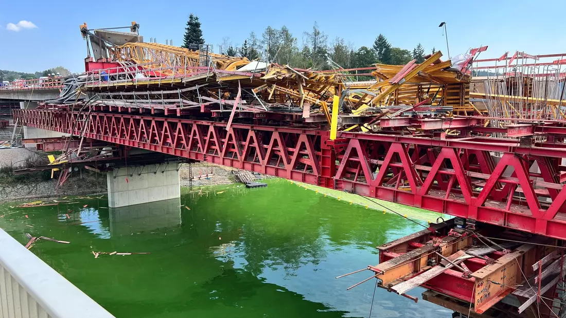 Der Kran stürzte auf einer Brücke um, die über die Bleilochtalsperre führt. - Bild: Bodo Schackow/dpa