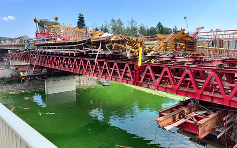 An der Talsperre wird eine neue Brücke gebaut. - Foto: Bodo Schackow/dpa