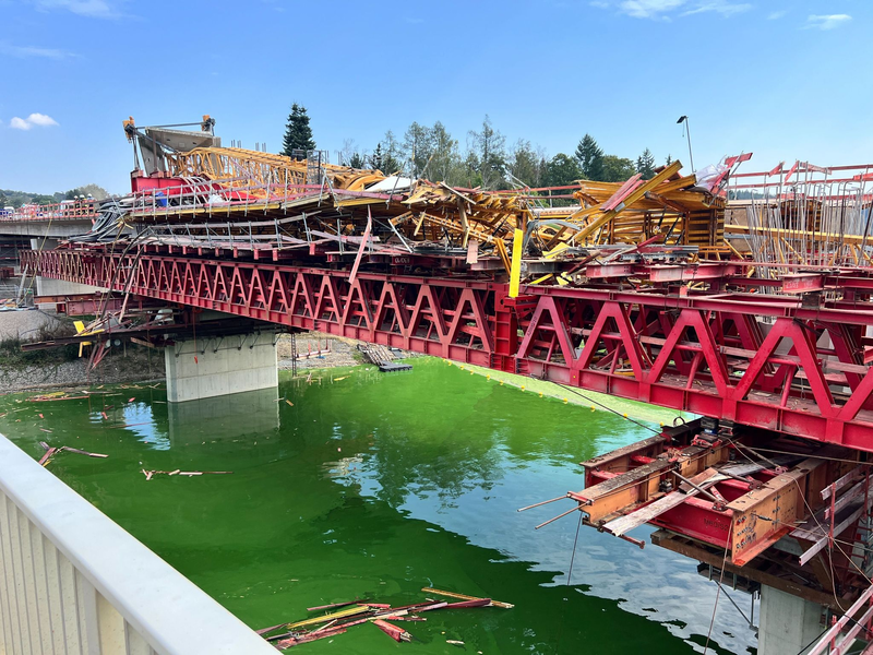 Der Kran stürzte auf einer Brücke um, die über die Bleilochtalsperre führt. - Foto: Bodo Schackow/dpa