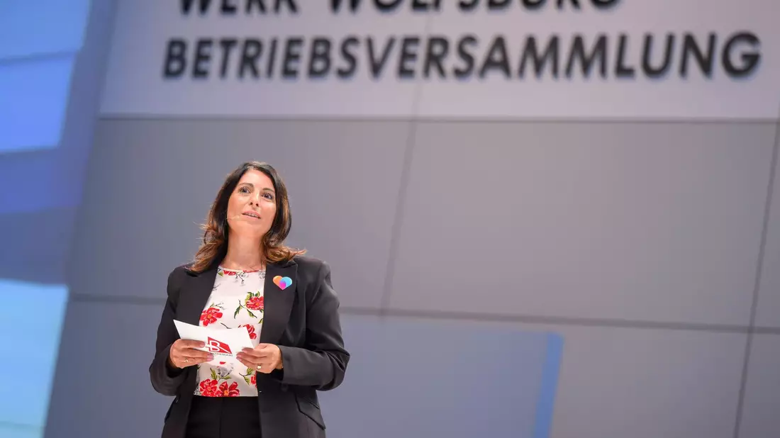 Daniela Cavallo ist die erste Frau an der Spitze des VW-Konzernbetriebsrates. (Archivbild) - Bild: Julian Stratenschulte/dpa