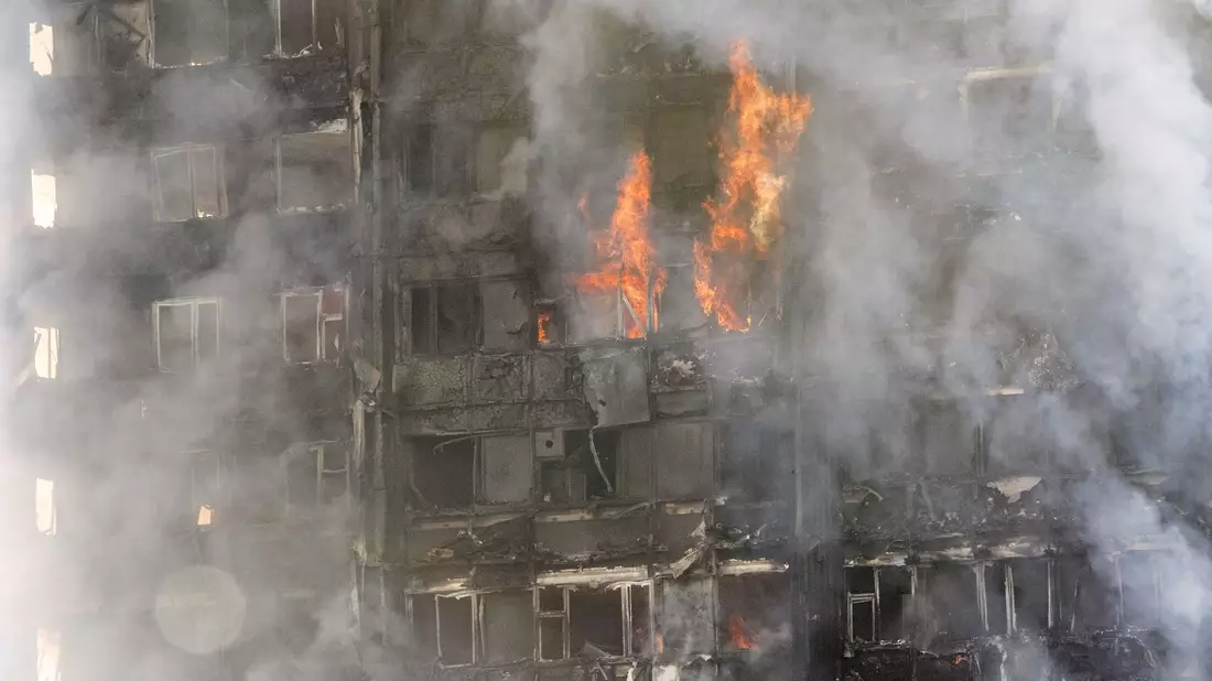 Das Feuer hatte sich rasend schnell über die Fassade des 24-stöckigen Wohnhochhauses ausgebreitet. - Bild: Rick Findler/PA Wire/dpa