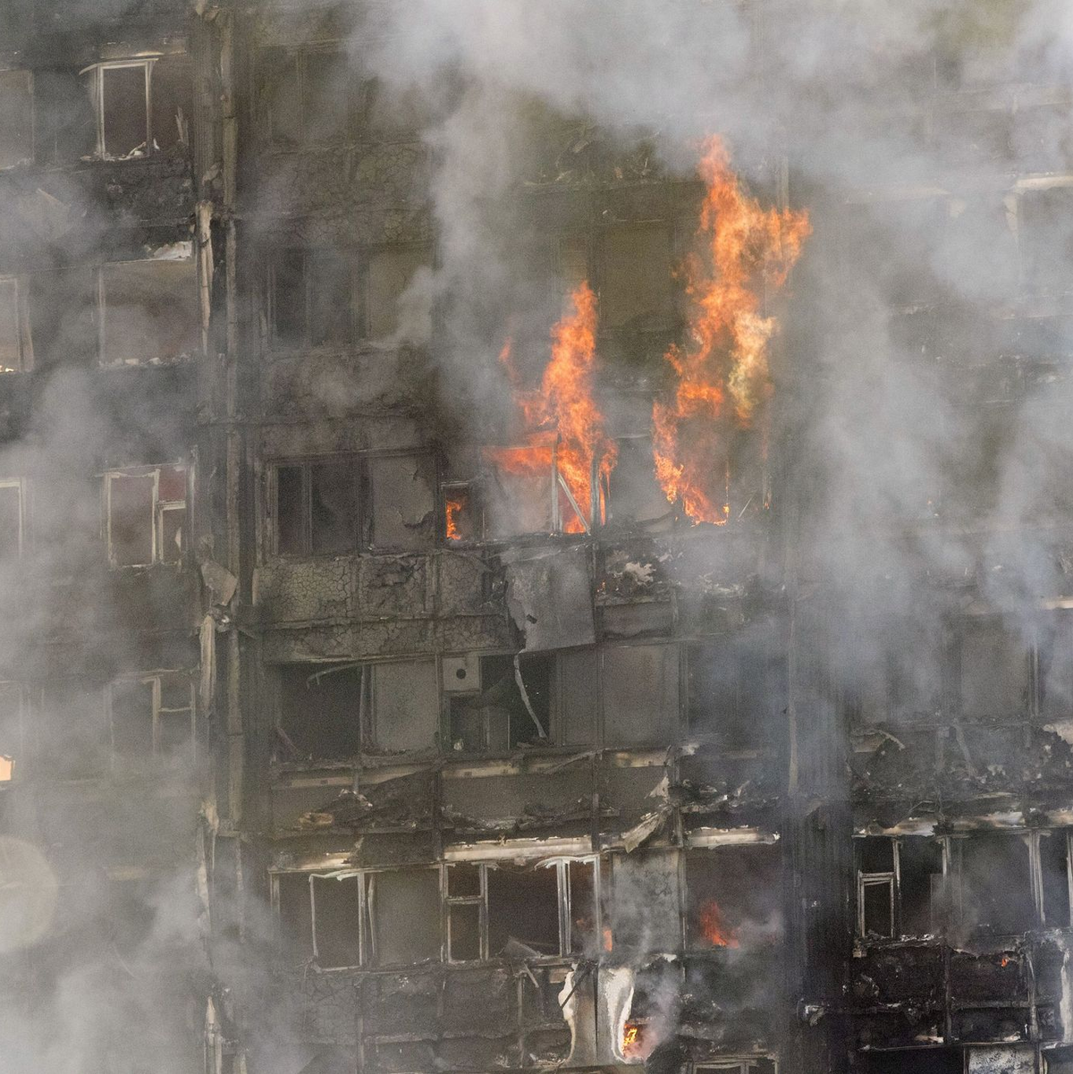 Das Feuer hatte sich rasend schnell über die Fassade des 24-stöckigen Wohnhochhauses ausgebreitet. - Foto: Rick Findler/PA Wire/dpa