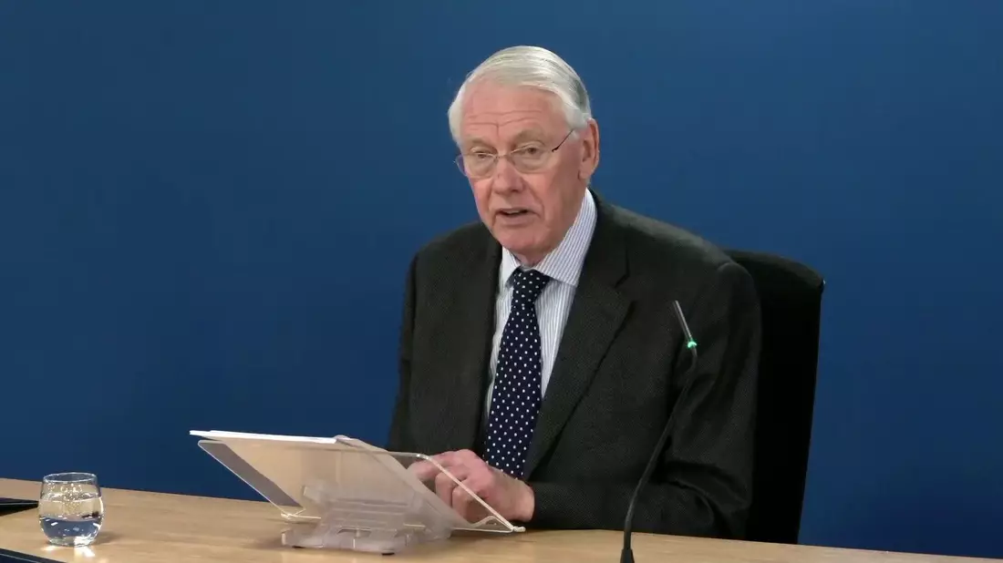 Die Todesfälle wären allesamt vermeidbar gewesen, sagt der Vorsitzende der Untersuchung, Martin Moore-Bick. - Bild: Grenfell Tower Inquiry/PA Media/dpa