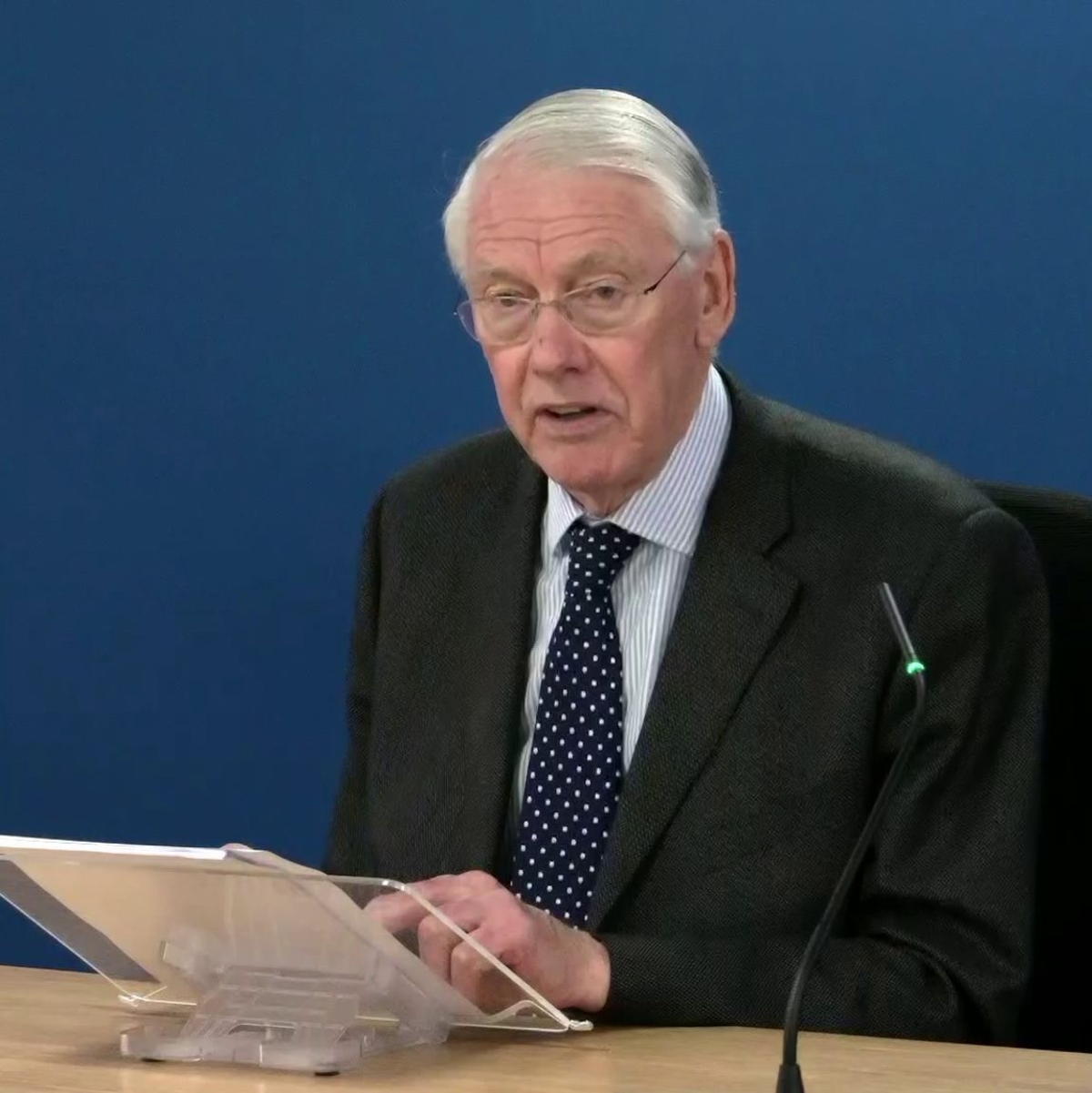 Die Todesfälle wären allesamt vermeidbar gewesen, sagt der Vorsitzende der Untersuchung, Martin Moore-Bick. - Foto: Grenfell Tower Inquiry/PA Media/dpa