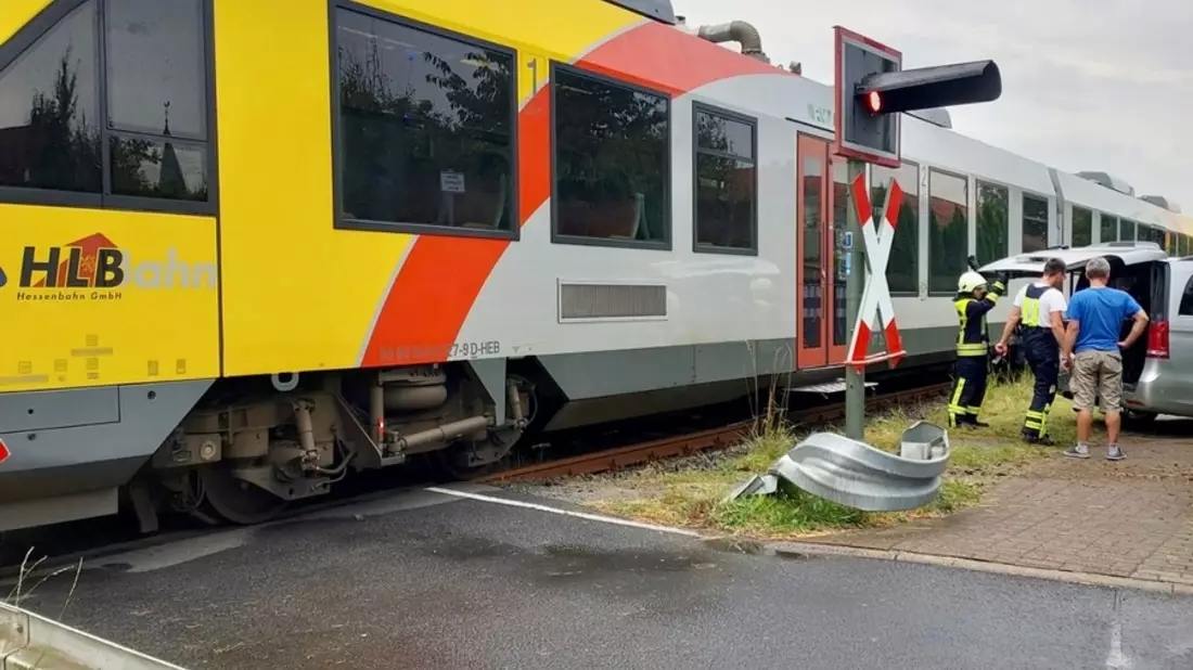 BPOL-KS: Regionalbahn erfasst Kleintransporter - Bild: presseportal.de