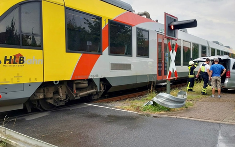 BPOL-KS: Regionalbahn erfasst Kleintransporter - Foto: presseportal.de