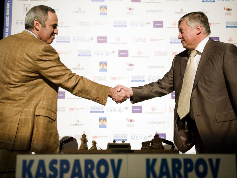 Kasparow und Karpow bei einem Treffen 2009. 1984 holte sich Kasparow gegen seinen Landsmann die Weltmeisterschaft. - Foto: picture alliance / dpa