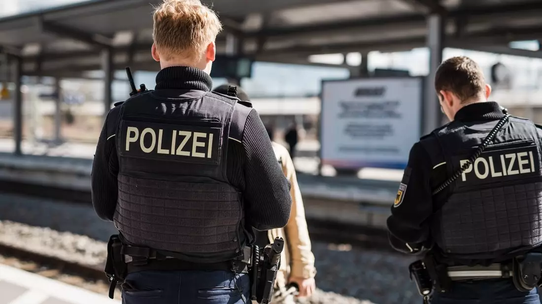 Bundespolizeidirektion München: Polizeibekannte Migranten im Zug/ Bundespolizei bringt zwei Männer in Abschiebehafteinrichtung - Bild: presseportal.de