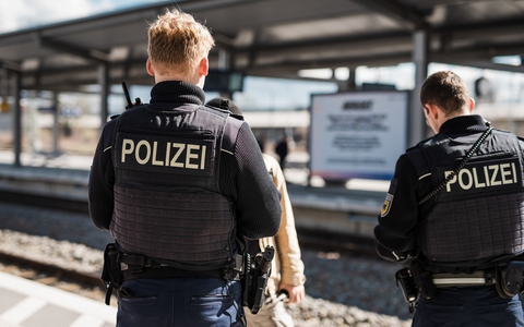 Bundespolizeidirektion München: Polizeibekannte Migranten im Zug/ Bundespolizei bringt zwei Männer in Abschiebehafteinrichtung - Foto: presseportal.de