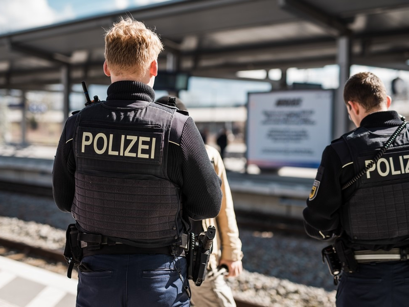 Bundespolizeidirektion München: Polizeibekannte Migranten im Zug/ Bundespolizei bringt zwei Männer in Abschiebehafteinrichtung - Foto: presseportal.de