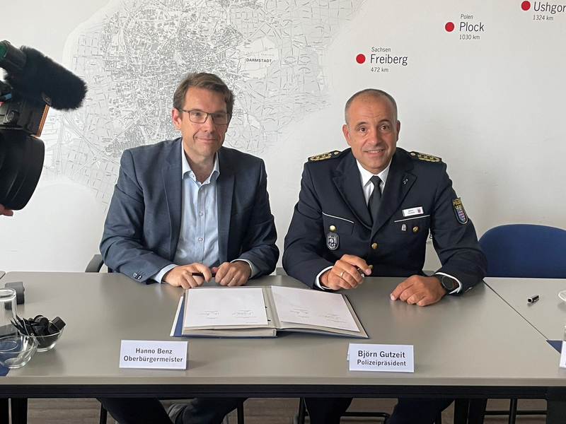 POL-DA: Darmstadt: Gemeinsam für ein sicheres Darmstadt/Oberbürgermeister und Polizeipräsident unterzeichnen Aktionsplan Sicheres Darmstadt - Foto: presseportal.de
