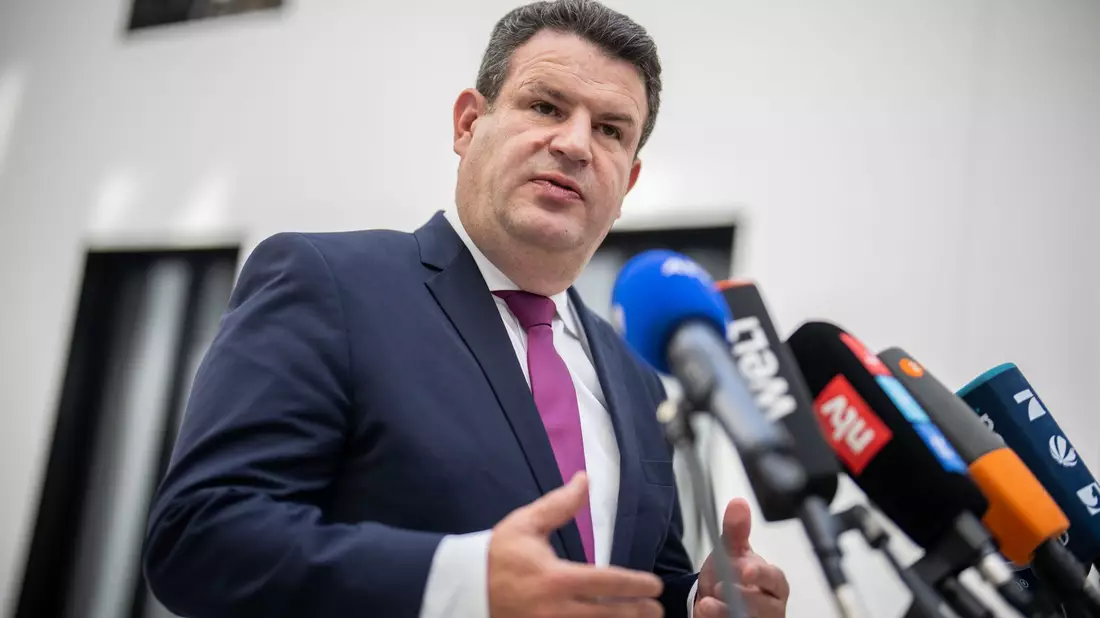 Inflation gesunken: Hubertus Heil erklärt Nullrunde - Bild: Michael Kappeler/dpa
