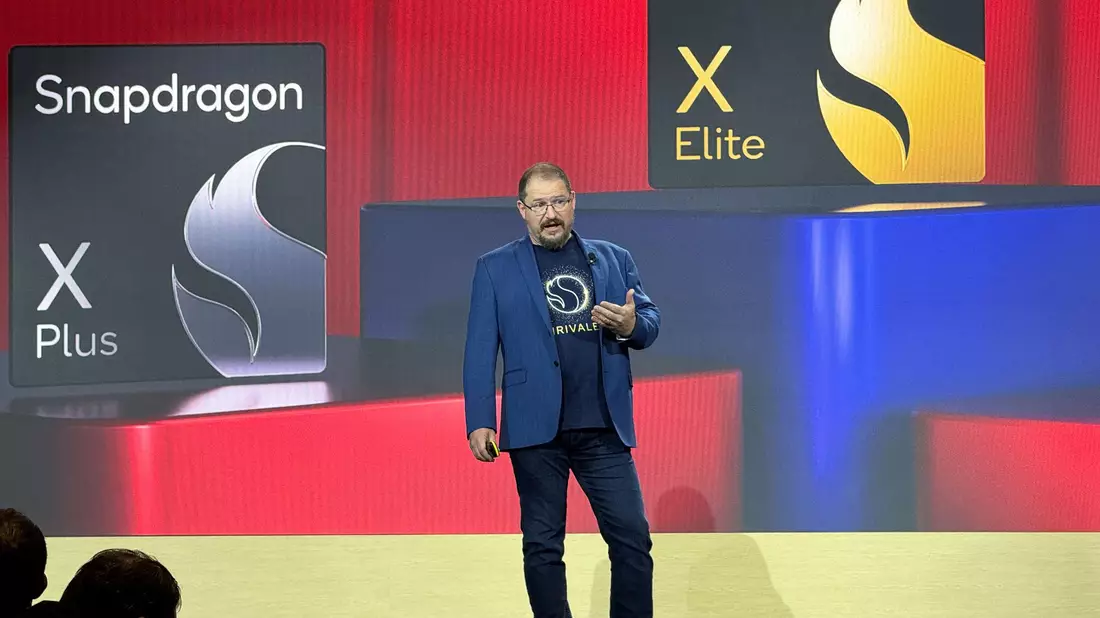 KI-Laptops mit dem Chipsystem Snapdragon X Plus sollen weniger als 1.000 Euro kosten, verspricht Qualcomm-CEO Cristiano Amon. - Bild: Christoph Dernbach/dpa