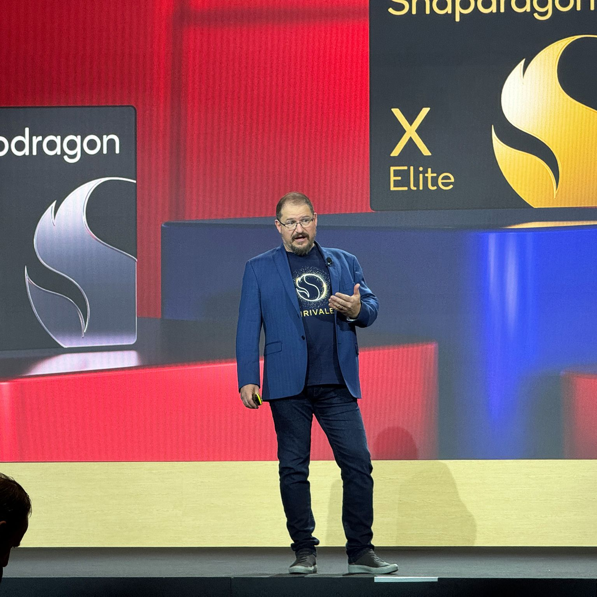 KI-Laptops mit dem Chipsystem Snapdragon X Plus sollen weniger als 1.000 Euro kosten, verspricht Qualcomm-CEO Cristiano Amon. - Foto: Christoph Dernbach/dpa