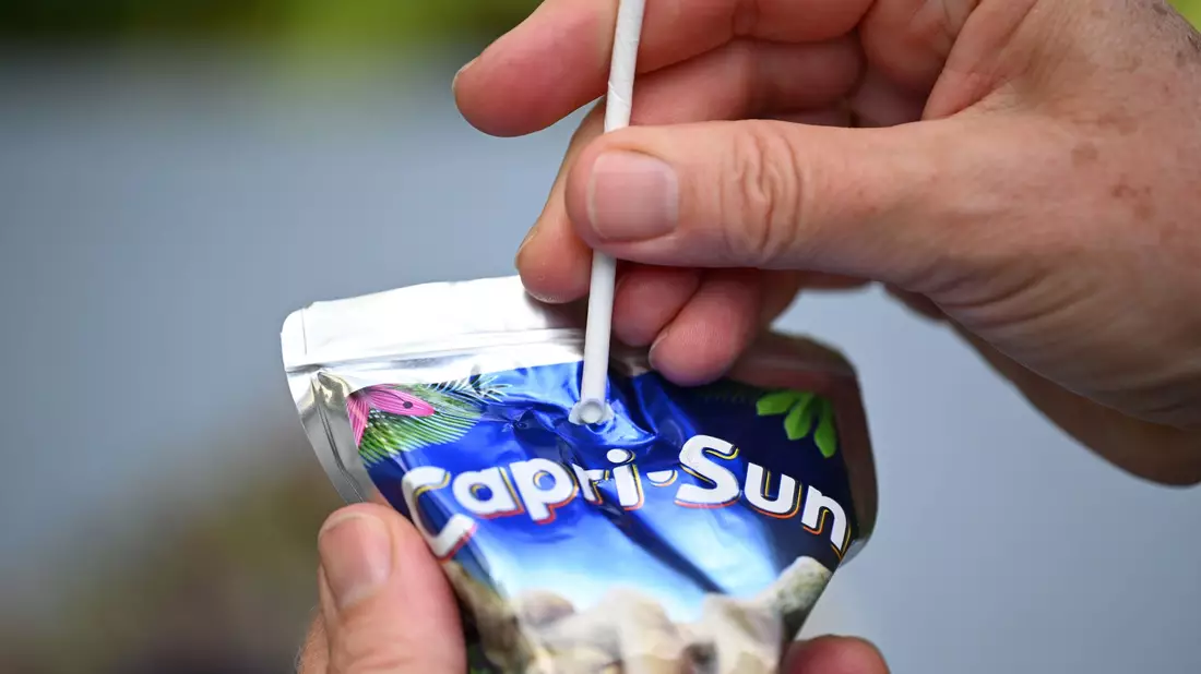 Caprisun will zum Plastikstrohhalm zurückkehren - und sammelt Unterschriften mit einer Online-Petition. (Archivbild) - Bild: Bernd Weißbrod/dpa
