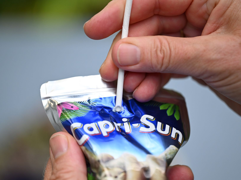 Caprisun will zum Plastikstrohhalm zurückkehren - und sammelt Unterschriften mit einer Online-Petition. (Archivbild) - Foto: Bernd Weißbrod/dpa