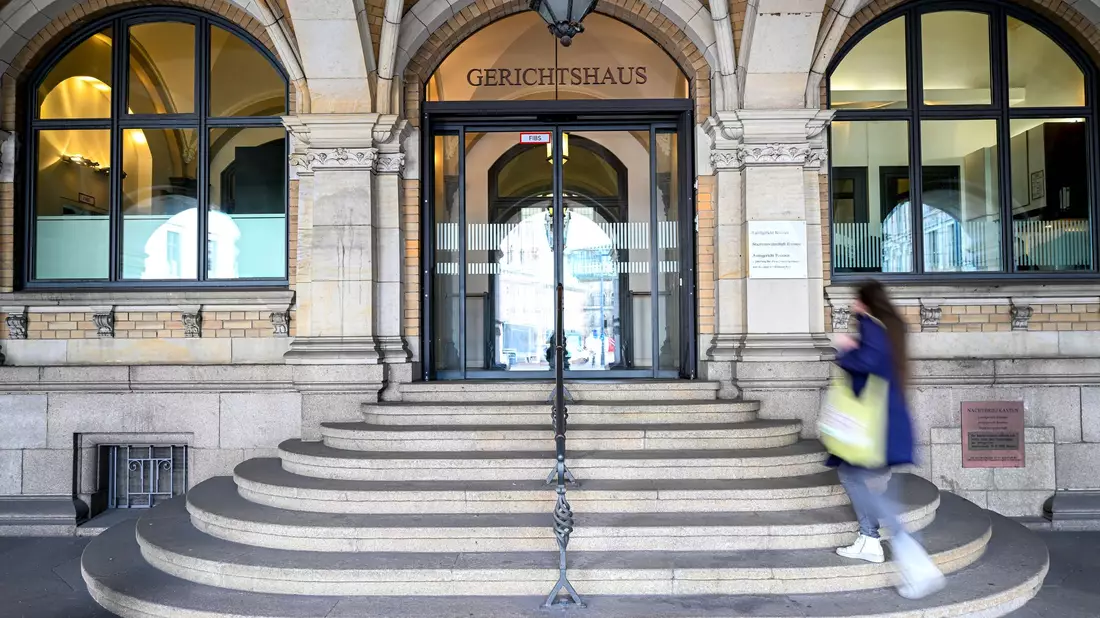 Mit einem Sprung auf den Kopf hat der junge Mann nach Überzeugung des Gerichts einem 46-Jährigen tödliche Verletzungen hinzugefügt. (Archivbild) - Bild: Sina Schuldt/dpa