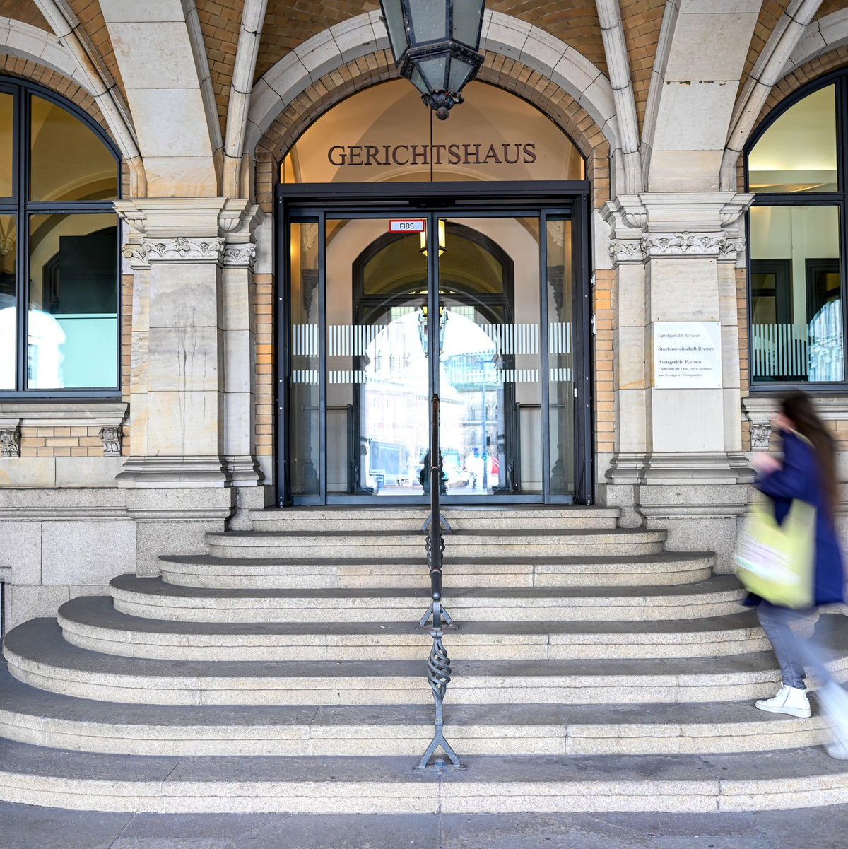Mit einem Sprung auf den Kopf hat der junge Mann nach Überzeugung des Gerichts einem 46-Jährigen tödliche Verletzungen hinzugefügt. (Archivbild) - Foto: Sina Schuldt/dpa