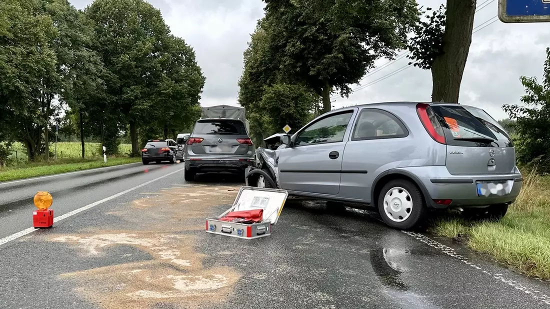 FW Hünxe: Auslaufende Betriebsmittel nach Verkehrsunfall - Eine verletzte Person - Bild: presseportal.de