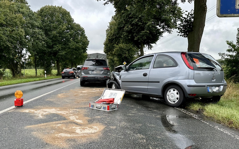 FW Hünxe: Auslaufende Betriebsmittel nach Verkehrsunfall - Eine verletzte Person - Foto: presseportal.de