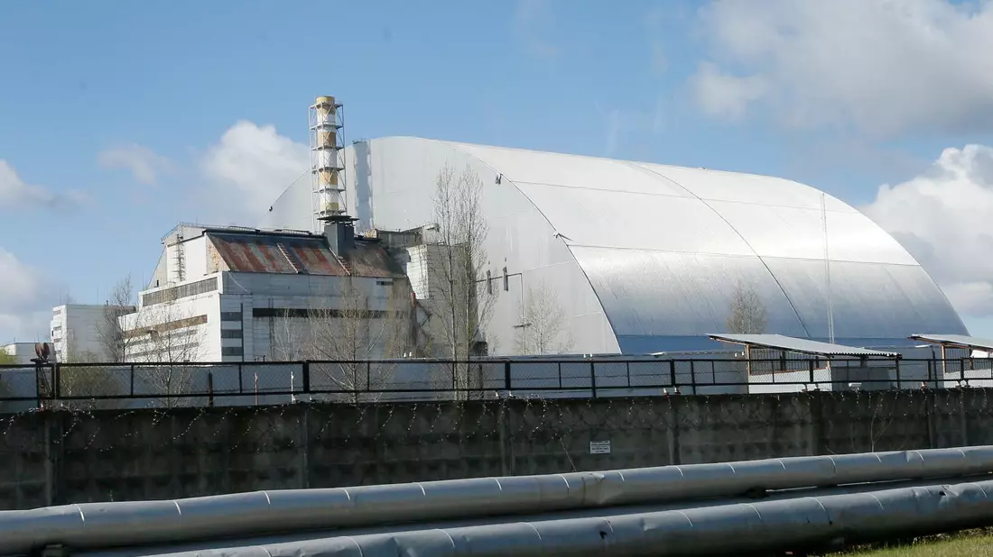 Die Überreste des 1986 havarierten Reaktors des Atomkraftwerks Tschernobyl werden inzwischen von einem Stahlbogen vor Wind und Wetter geschützt. (Archivfoto) - Bild: Efrem Lukatsky/AP/dpa