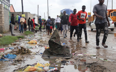 Verseuchtes Trinkwasser und Nahrungsmittel können Cholera auslösen. (Archivbild) - Foto: --/AP/dpa