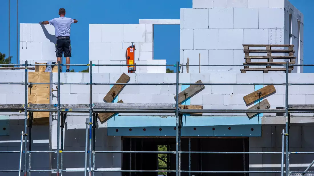 Beim Bauen soll es künftig mehr Tempo geben. (Symbolbild) - Bild: Jens Büttner/dpa