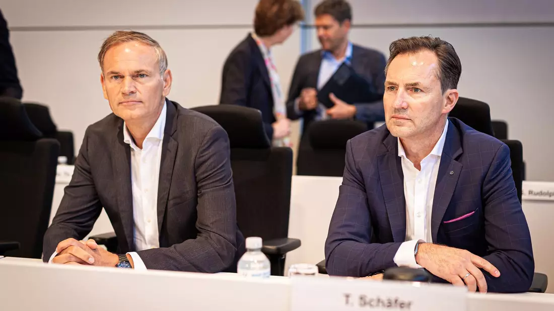 Die VW-Vorstände Oliver Blume (l) und Thomas Schäfer verteidigen ihre jüngsten Sparpläne. - Bild: Moritz Frankenberg/dpa Pool/dpa