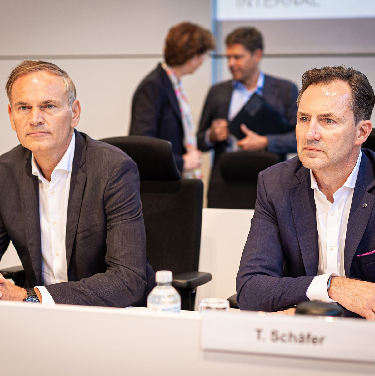 Die VW-Vorstände Oliver Blume (l) und Thomas Schäfer verteidigen ihre jüngsten Sparpläne. - Foto: Moritz Frankenberg/dpa Pool/dpa