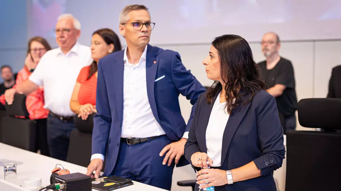 Thorsten Gröger von der IG Metall und VW-Betriebsratschefin Daniela Cavallo kündigten erbitterten Widerstand gegen die jüngsten Sparpläne an. - Bild: Moritz Frankenberg/dpa Pool/dpa