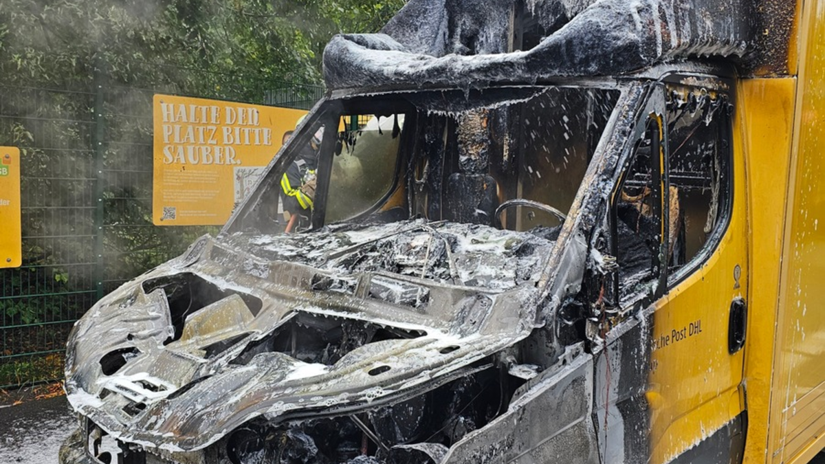 FW-BO: Lieferwagen brennt in voller Ausdehnung - Foto: presseportal.de