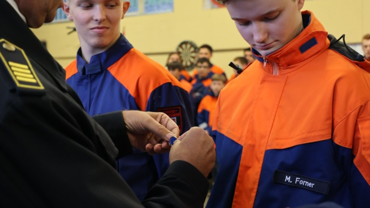 FW-LEV: Ehrungen und Führungswechsel bei der Jugendfeuerwehr - Feierliche Verabschiedung von Stadtjugendfeuerwehrwartin Ronja Jakobi - Foto: presseportal.de