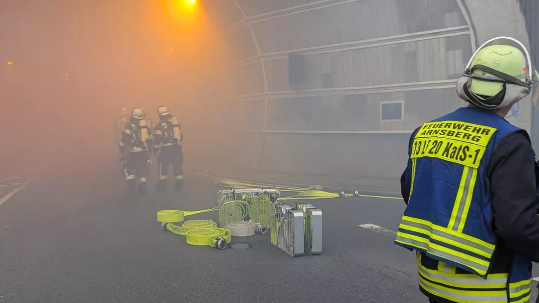 FW-AR: Erfolgreiche Einsatzsimulation im Arnsberger Altstadttunnel - Bild: presseportal.de