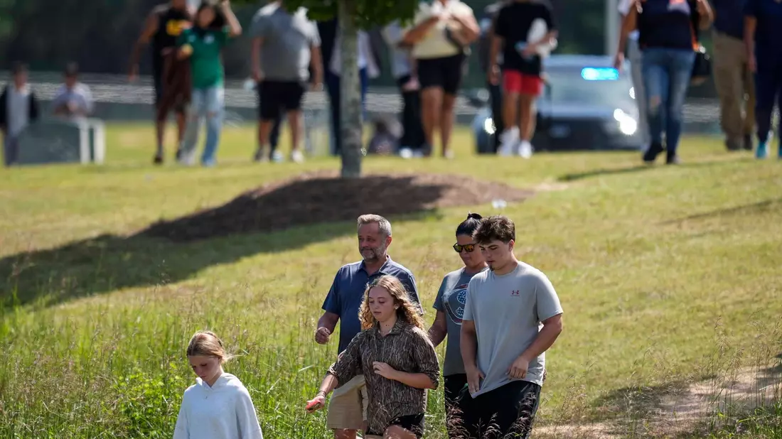 Eltern fürchten nach der Bluttat um das Leben ihrer Kinder. - Bild: Mike Stewart/AP