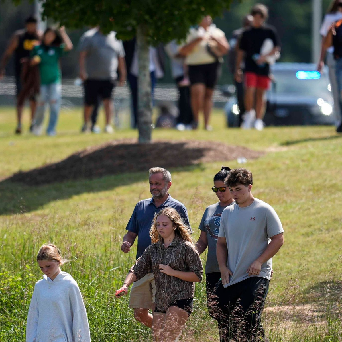 Eltern fürchten nach der Bluttat um das Leben ihrer Kinder. - Foto: Mike Stewart/AP